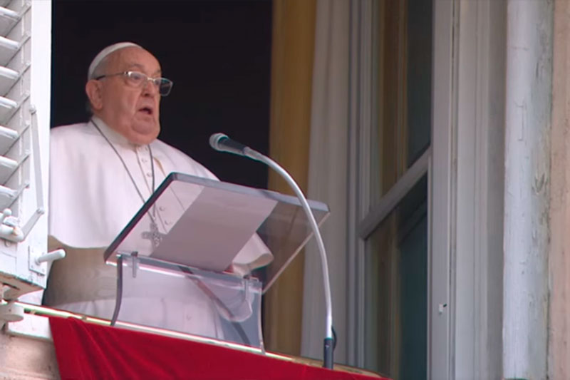 Papa Francisco pronuncia palabras tras el rezo del Ángelus, el domingo 19 de enero de 2025.