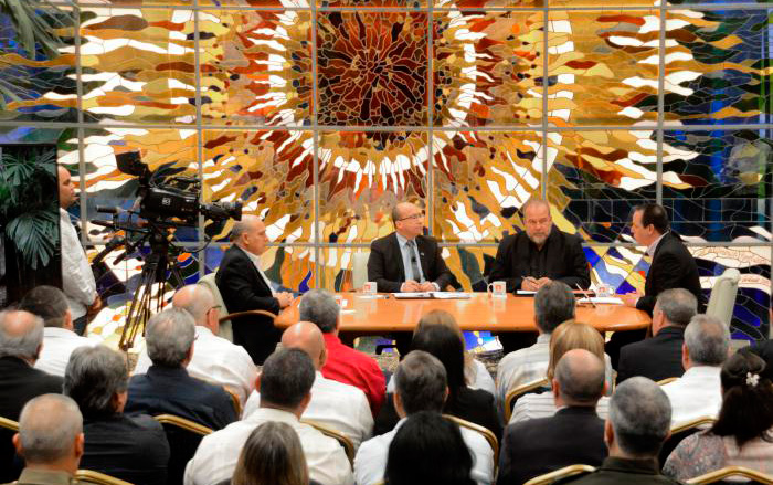 Mesa Redonda para informar sobre medidas para enfrentar la amenaza del nuevo Coronavirus Covid-19 