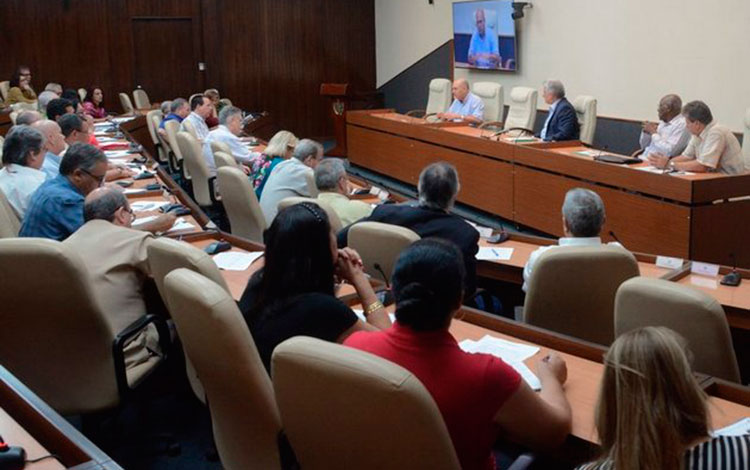 Presidente cubano, Miguel Díaz-Canel, encabeza reunión de trabajo sobre COVID-19.