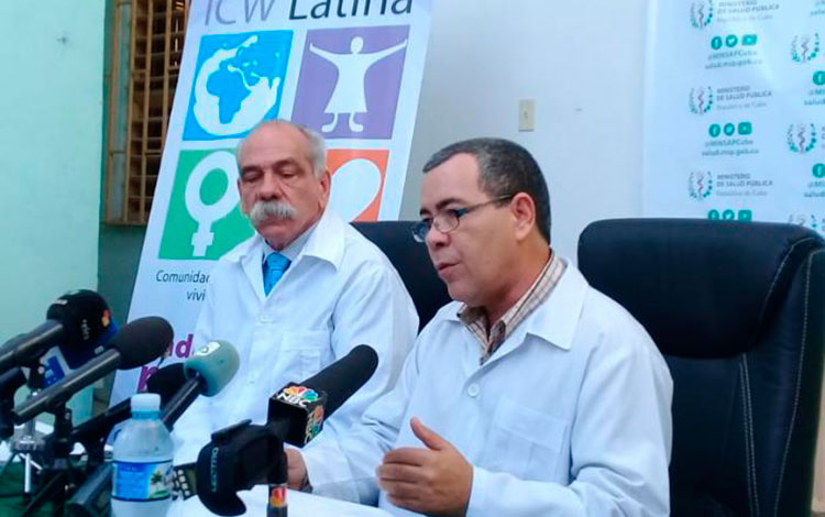 Carmelo Trujillo Machado, jefe nacional del Programa del Control Sanitario Internacional, y Jorge González Pérez, director nacional de Docencia Médica e Investigaciones del Ministerio de Salud en Cuba.
