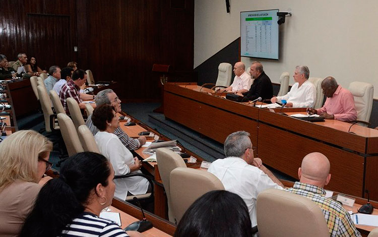 Miguel Díaz-Canel Bermúdez, presidente de Cuba, encabeza reunión de seguimiento al nuevo coronavirus.