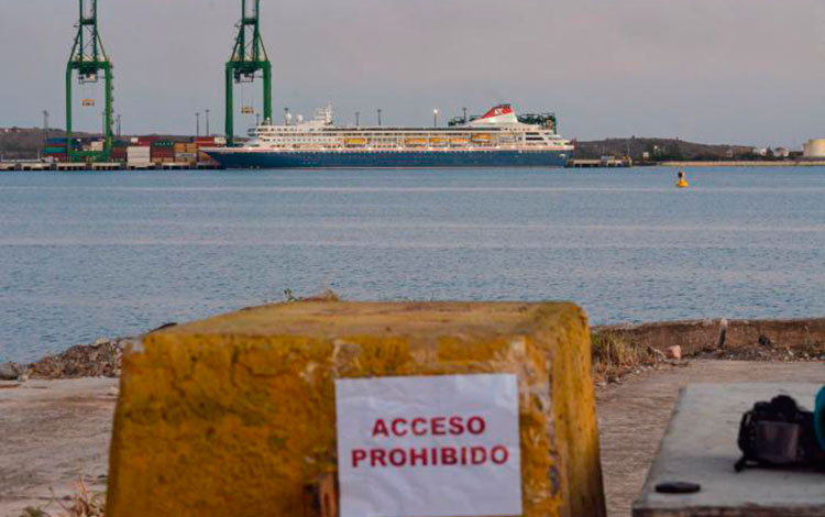 Puerto del Mariel, a la llegada del crucero MS Braemar.