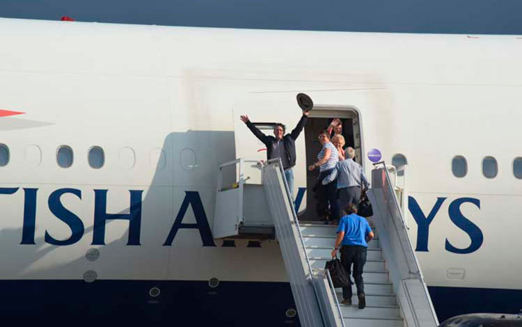 Pasajeros del crucero MS Braemar abordan avión y saludan a Cuba. 