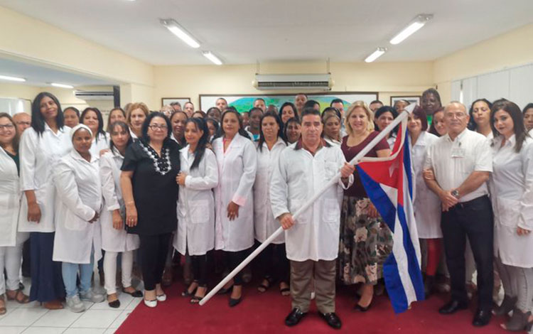 Brigada médica cubana parte a Granada para enfrentar la COVID-19.