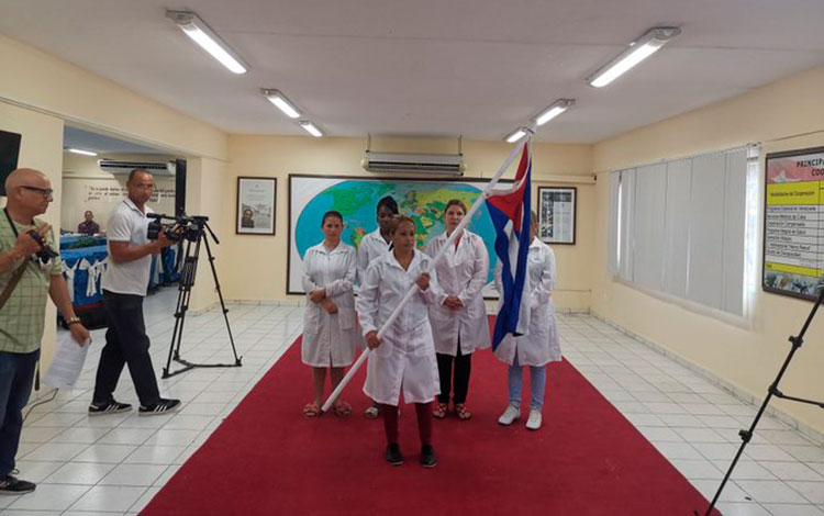 Brigada médica cubana parte a Suriname.