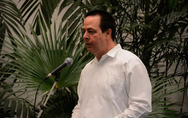 José íngel Portal Miranda, ministro de Salud Pública. 