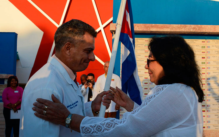 Abanderamiento de la brigada médica cubana que combatirá la COVID-19 en Jamaica.