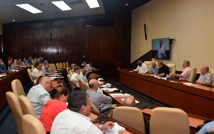 Presidente cubano, Miguel Díaa-Canel, participa en reunión de análiis de la COVID-19 en Cuba.