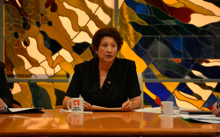 Ministra de Educación de Cuba, Ana Elsa Velázquez participa en la Mesa Redonda Cuba contra la COVID-19.