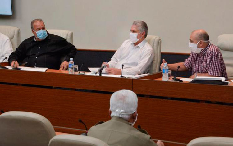 Presidente cubano, Miguel Díaz-Canel, y primer ministro, Manuel Marrero Cruz, en reunión-videoconferencia sobre el COVID-19 en Cuba.