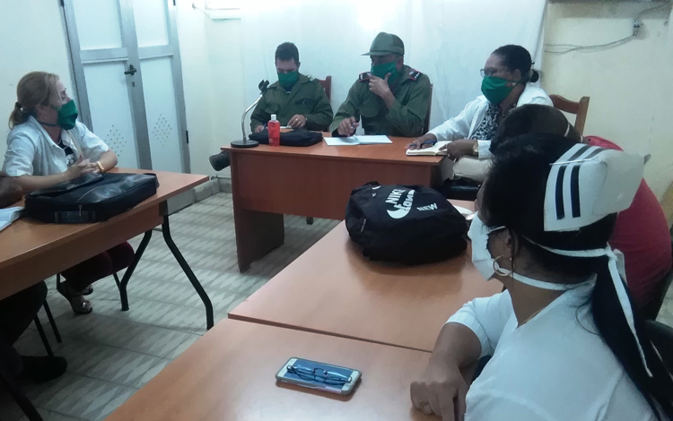 Evaluó Alberto López Díaz, vicepresidente del Consejo de Defensa Provincial de Villa Clara, enfrentamiento a la COVID-19 en el policlínico Marta Abreu, de Santa Clara.