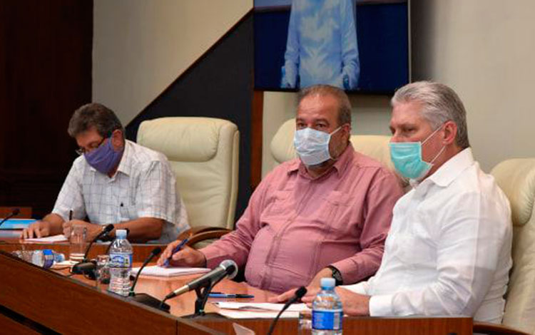 Presidente cubano en la reunión de análisis de la COVID-19 en Cuba.