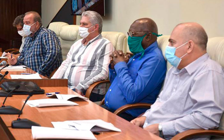 Miguel Díaz-Canel Bermúdez, presidente de Cuba, encabeza reunión de seguimiento al nuevo coronavirus.