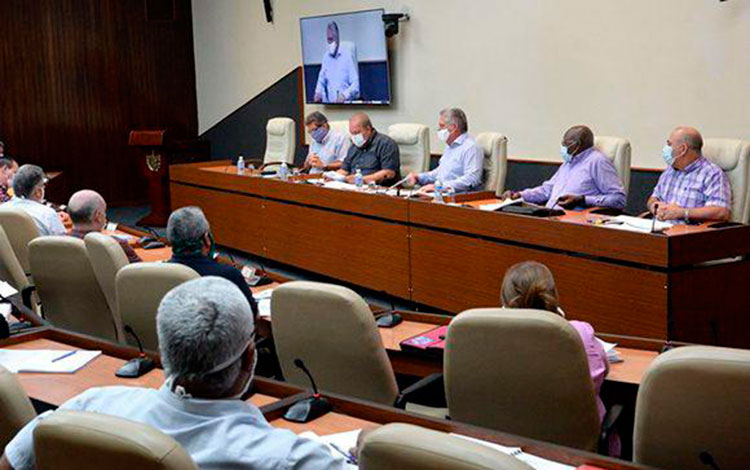 Presidente cubano, Miguel Díaz-Canel, interviene en reunión sobre la situación de la COVID-19 en Cuba.