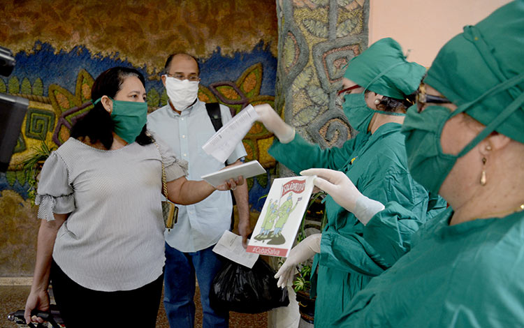 El profesor Félix Santos García y su esposa Maité Ruiz se marcharon agradecidos con todo el personal médico y administrativo que les atendieron. (Foto: Ramón Barreras Valdés) El profesor Félix Santos García y su esposa Maité Ruiz se marcharon agradecidos con todo el personal médico y administrativo que les atendieron. (Foto: Ramón Barreras Valdés)