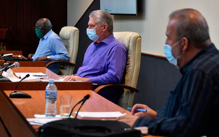 Miguel Díaz-Canel, Manuel Marrero y Salvador Valdés en reunión de análisis de la COVID-19 en Cuba.
