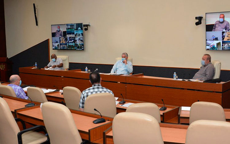 Miguel Díaz-Canel, Manuel Marrero y Salvador Valdés en reunión de análisis de la COVID-19 en Cuba.
