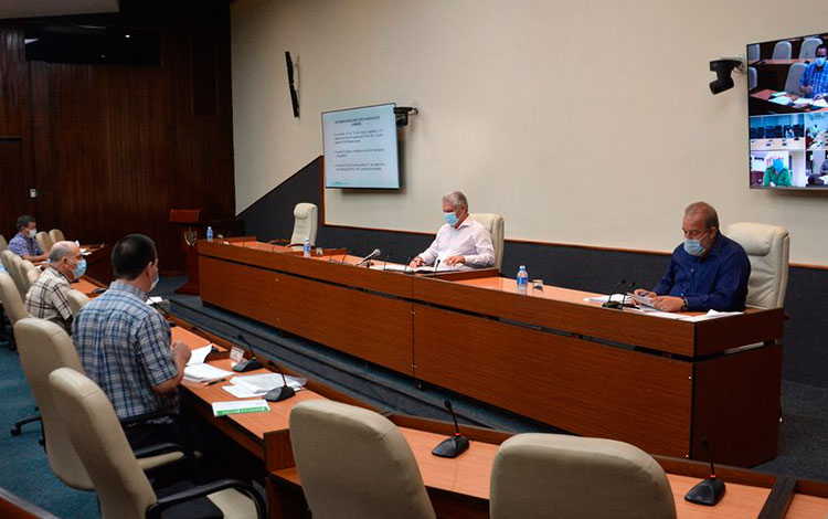 Miguel Díaz-Canel y Manuel Marrero en reunión de análisis de la COVID-19 en Cuba.