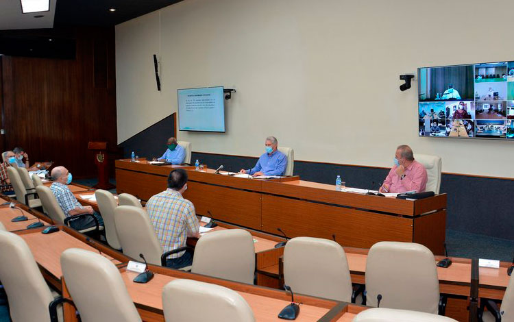 Presidente cubano, Miguel Díaz-Canel, interviene en reunión sobre la situación de la COVID-19 en Cuba.