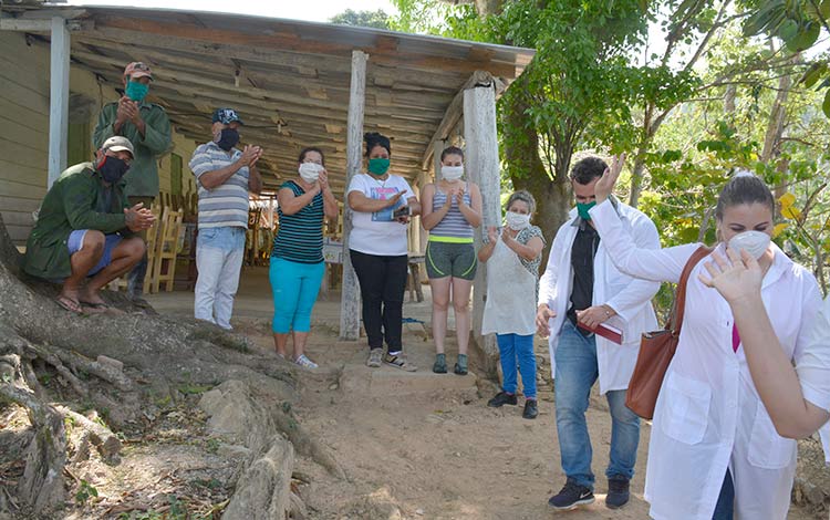 Aplauso a los médicos que realizan la pesquisa en las montañas que rodean al lago Hanabanilla, en Villa Clara. Aplauso a los médicos que realizan la pesquisa en las montañas que rodean al lago Hanabanilla, en Villa Clara.