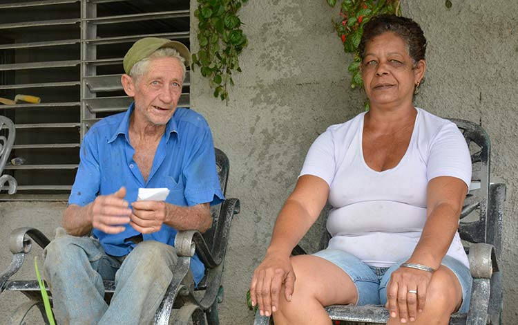 Pablo Veloz y su esposa, residentes en la zona del lago Hanabanilla, en las montañas de Villa Clara. Pablo Veloz y su esposa, residentes en la zona del lago Hanabanilla, en las montañas de Villa Clara.
