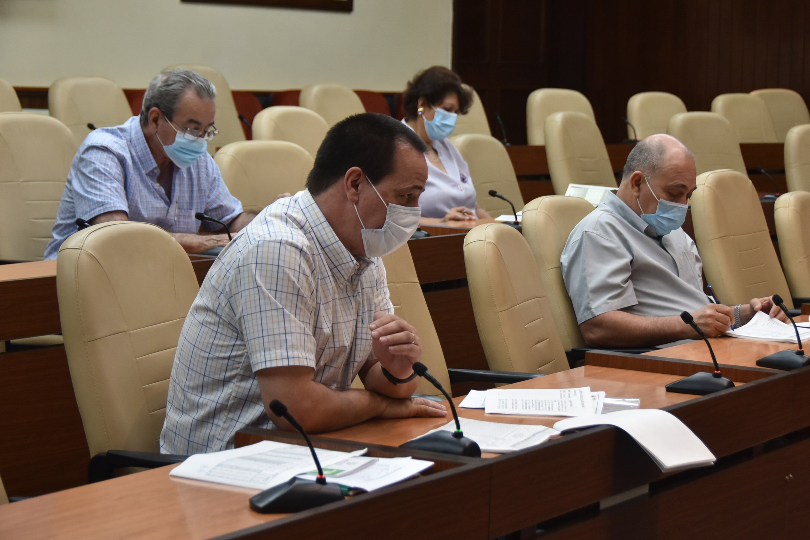 Costurera de Villa Clara confecciona nasobucos.