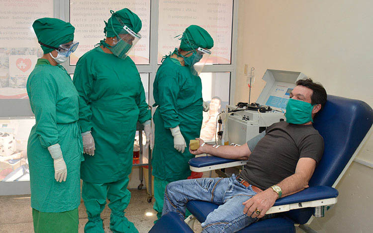 Donación de plasma sanguíneo por pacientes recuperados de la COVID-19.
