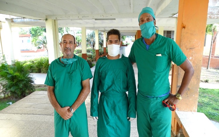 Metodólogos del INDER y funcionario de los CDR que laboran en el centro de aislamiento de la EIDE de Villa Clara. Metodólogos del INDER y funcionario de los CDR que laboran en el centro de aislamiento de la EIDE de Villa Clara.