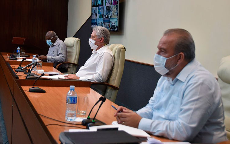 Miguel Díaz-Canel Bermúdez, presidente de Cuba, encabeza reunión de seguimiento al nuevo coronavirus.