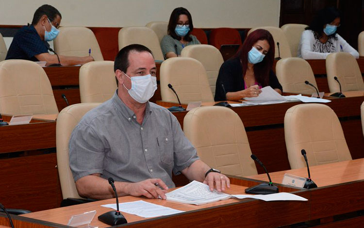 Ministro de Salud de Cuba, José Ángel Portal, en chequeo de la COVID-19 en Cuba, el 12 de mayo de 2020.