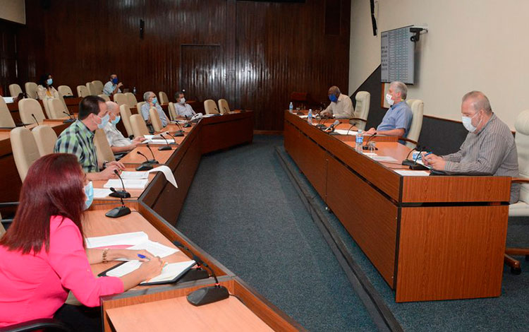 El presidente cubano, Miguel Díaz-Canel Bermúdez, encabezó la reunión sobre la situación de la COVID-19 en Cuba. 