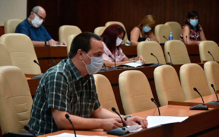 Ministro de Salud de Cuba, José Ángel Portal, en chequeo de la COVID-19 en Cuba, el 29 de mayo de 2020.