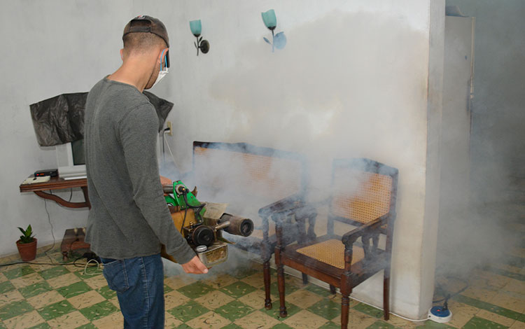 Fumigación en Caibarién.
