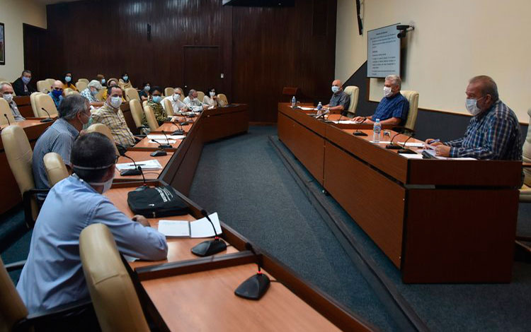Encuentro del Gobierno con cientíticos cubanos que enfrentan la COVID-19.