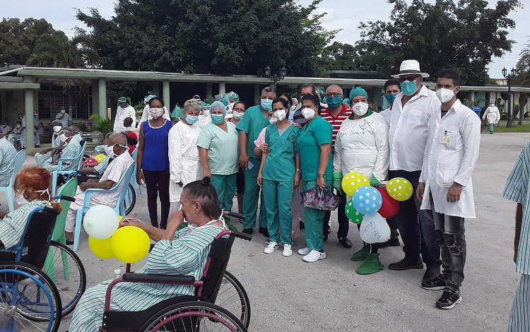 -Parte del personal médico que atendió a los abuelos del Hogar de Ancianos No.3 en la Escuela Especial Marta Abreu, de Santa Clara.