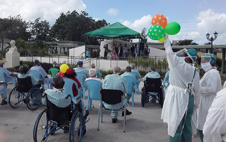 El fin de la cuarentena contó con una actividad cultural dedicada a los adultos mayores y al personal de la Salud que asume aquí la batalla contra la COVID-19.