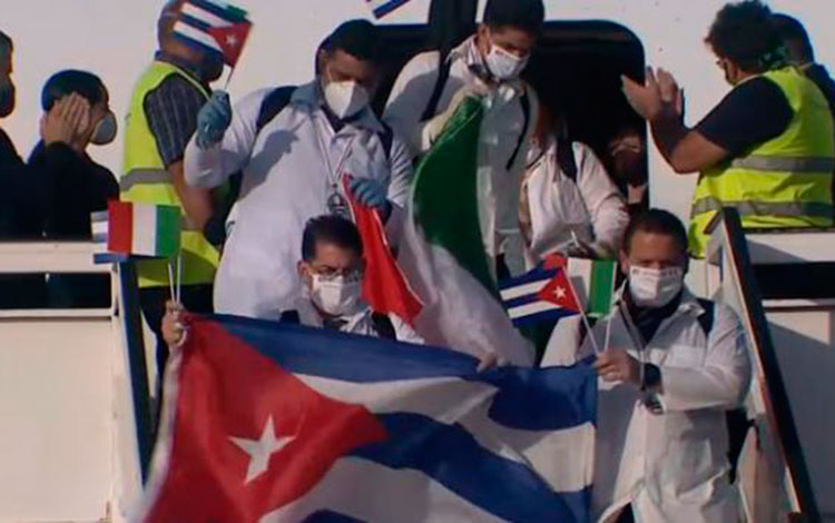 Brigada médican cubana arriba al aeropuerto internacional de La Habana procedente de Italia.