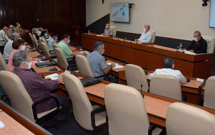 Encuentro del presidente cubano con representantes de la ciencia en Cuba.