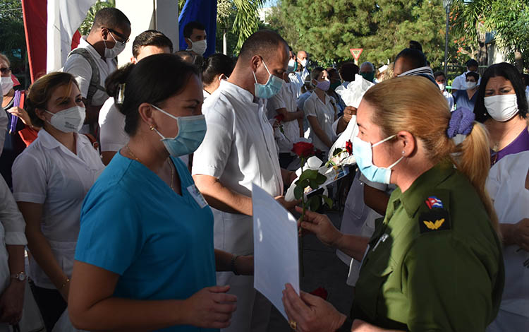 Reconocimieneto a miembros del colectivo del hospital pediátrico José Luis Miranda, de Villa Clara.