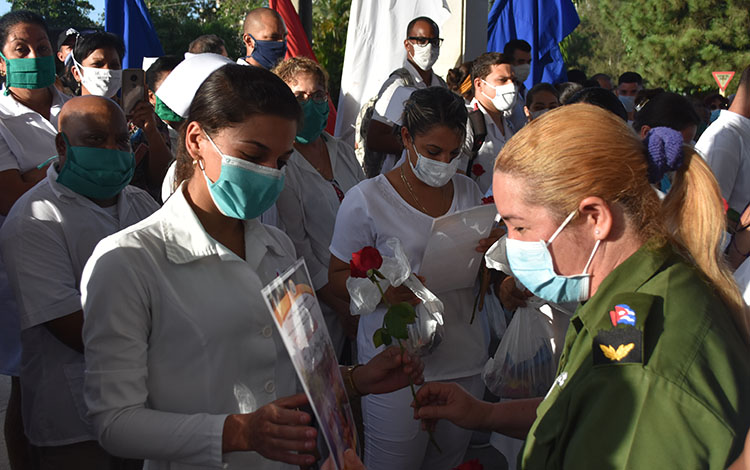 Reconocimieneto a miembros del colectivo del hospital pediátrico José Luis Miranda, de Villa Clara.