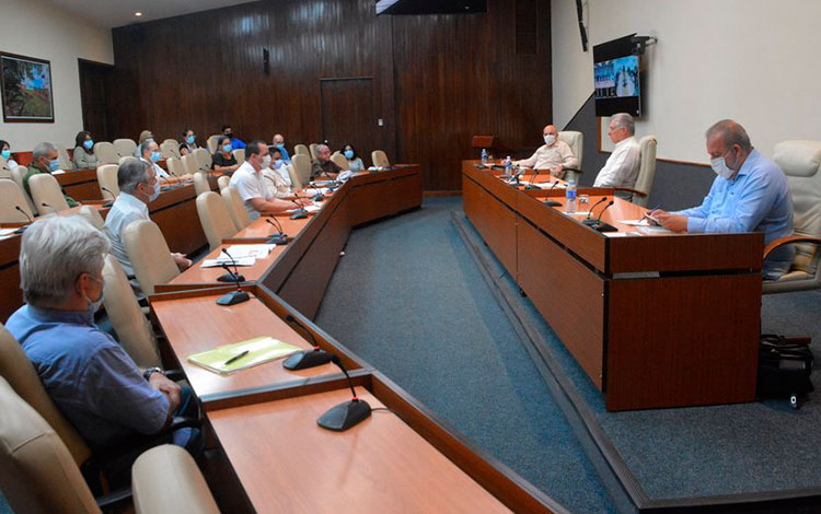 Encuentro del presidente y el primer ministro de Cuba con científicos que enfrentan la COVID-19.