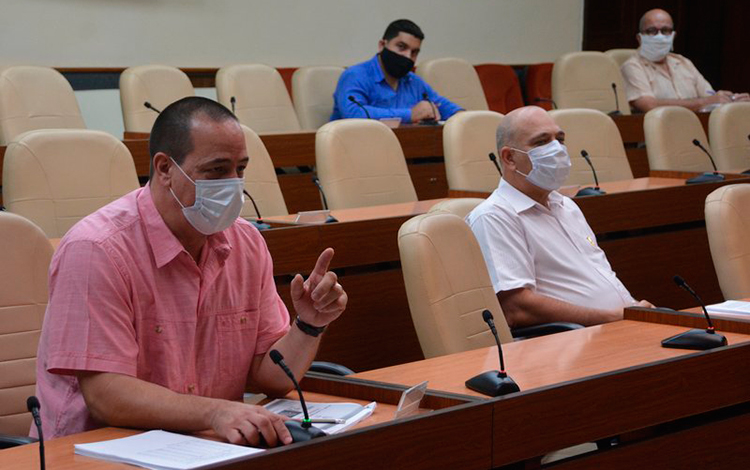 Ministro de Salud de Cuba, José Ángel Portal, en chequeo de la COVID-19 en Cuba, el 15 de agosto de 2020.