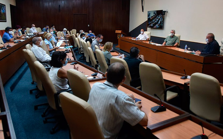 Encuentro del presidente de Cuba, Miguel Díaz-Canel, con cientíticos cubanos que participan en la lucha contra la COVID-19.