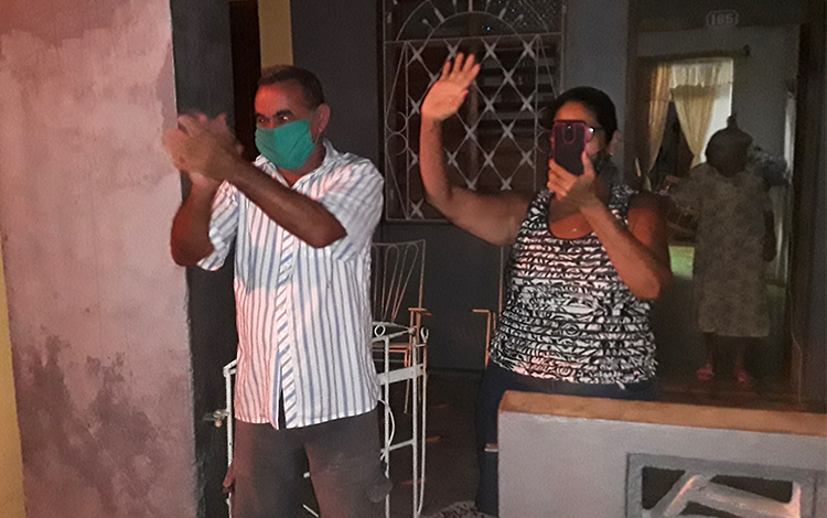 Los vecinos salieron a celebrar la noticia del cese de la que fuera la segunda cuarentena impuesta en el municipio Camajuaní­. (Foto: Francisnet Dí­az Rondón)