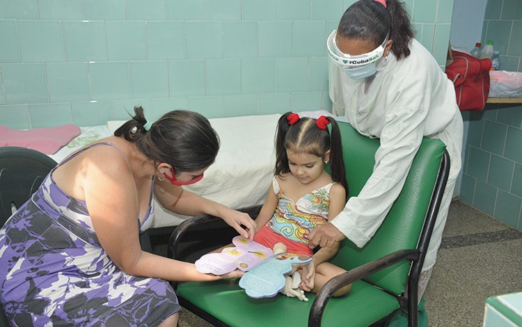 Atención a paciente en el servicio de Oncohematología del hospital pediátrico provincial José Luis Miranda