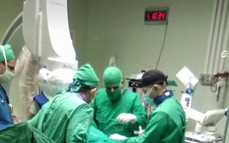 Intervención quirúrgica de un aneurisma aórtico abdominal en el Cardiocentro Ernesto Che Guevara, de Villa Clara.