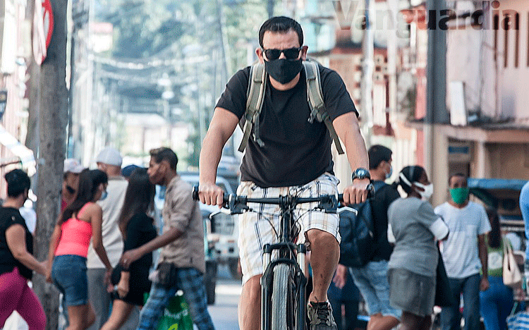 hombre en bicicleta