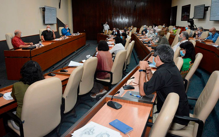 Reunión con científicos que participan en el combate a la COVID-19 en Cuba.