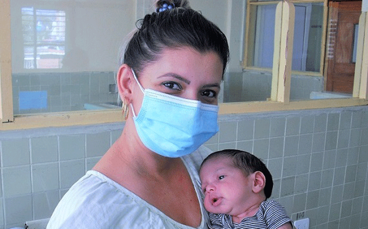 Madre e hijo comparten un momento de felicidad.