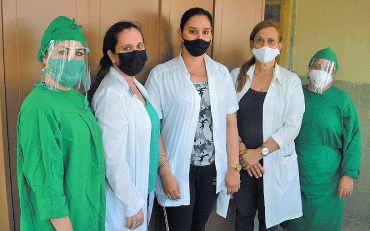 Parte del equipo que atiende al niño en el servicio de Neonatologí­a del Hospital Pediátrico villaclareño. De izquierda a derecha: Yusmara Ramos Valdés, Daimy Pérez Guillén, Marbelis Dí­az Alonso, íngela de la Caridad Herrera Manso y Mailé González Docina        